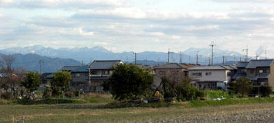 大和高田より吉野の山系を見る
